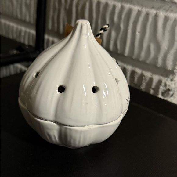 New Mud Pie White Ceramic Circa Garlic Keeper - Picture 3 of 6